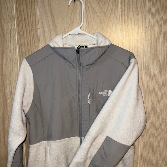 North face - Picture 2 of 3